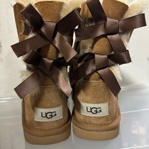 UGG size 4 boot with ties